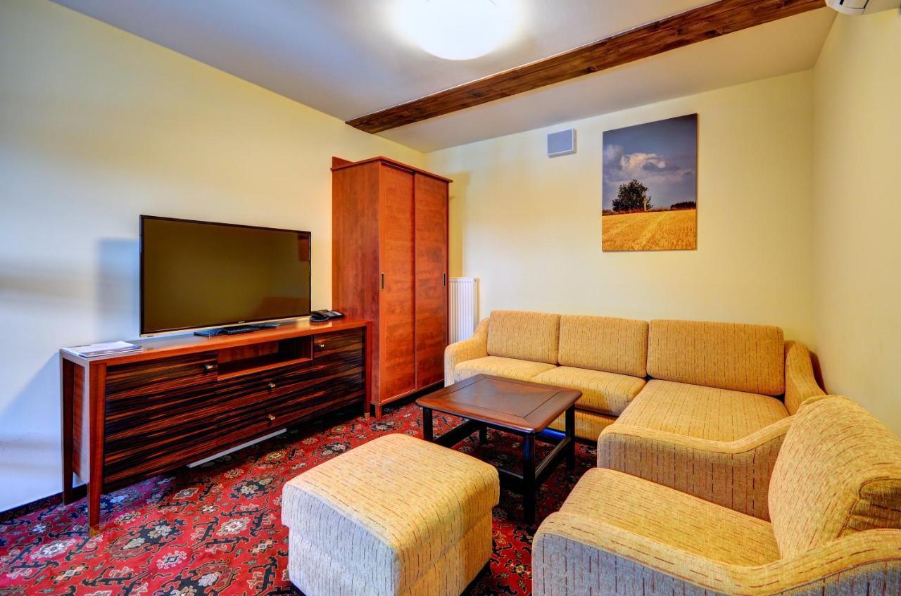 Hotel Zamek Valec Vladislav Luaran gambar